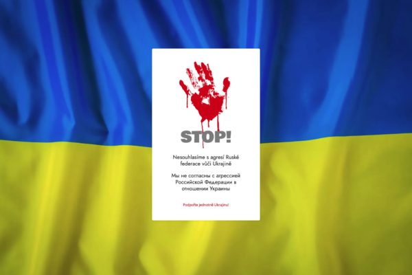 Silueta zakrvácené ruky na pozadí státní vlajky Ukrajiny