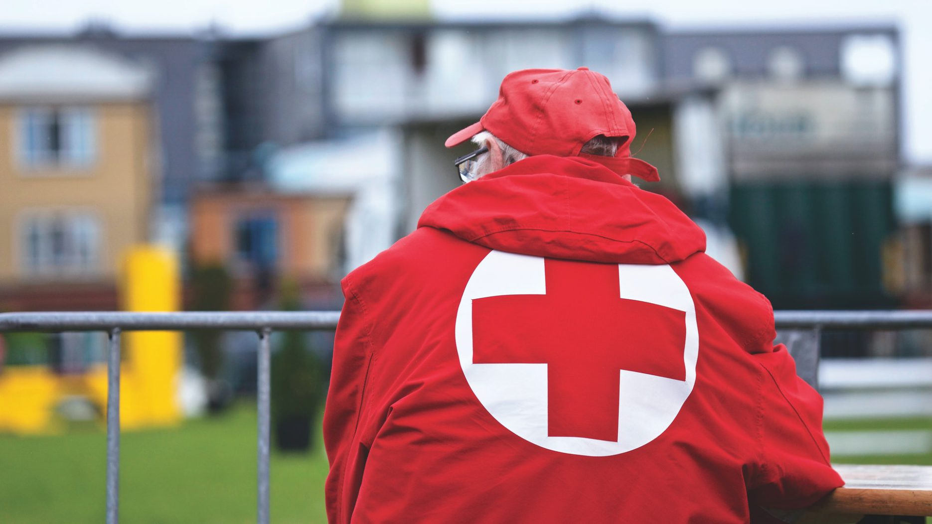 Člen Červeného kříže otočený zády