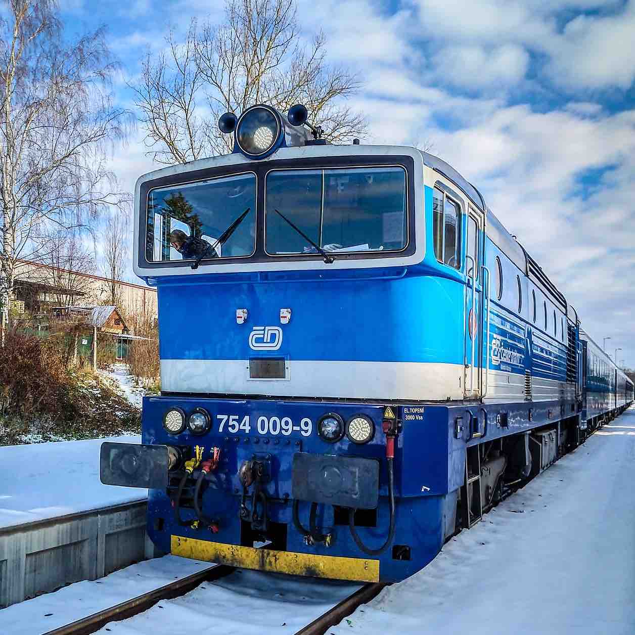 Čelo modré lokomotivy vlaku Českých drah