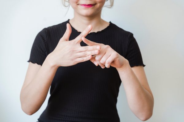 Žena ukazující znakovou řeč