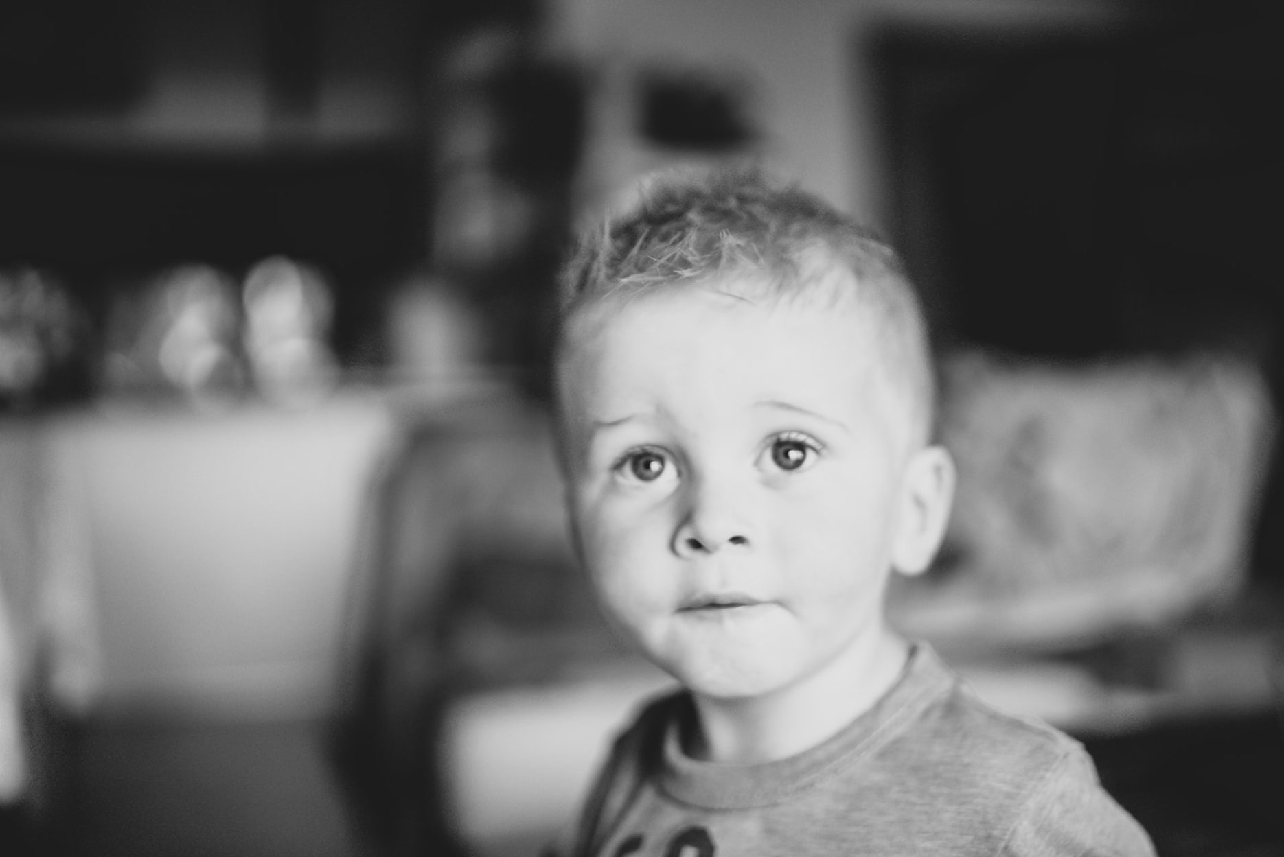 Černobílý portrét dítěte - chlapce